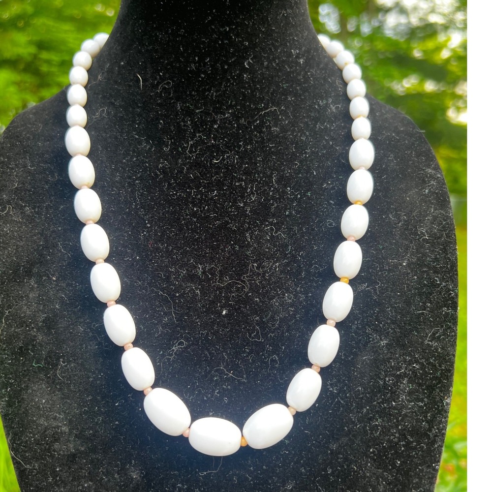 Vtg 1960s White Acrylic Oval Bead Necklace Mid Century Mod 23 Inch Classic